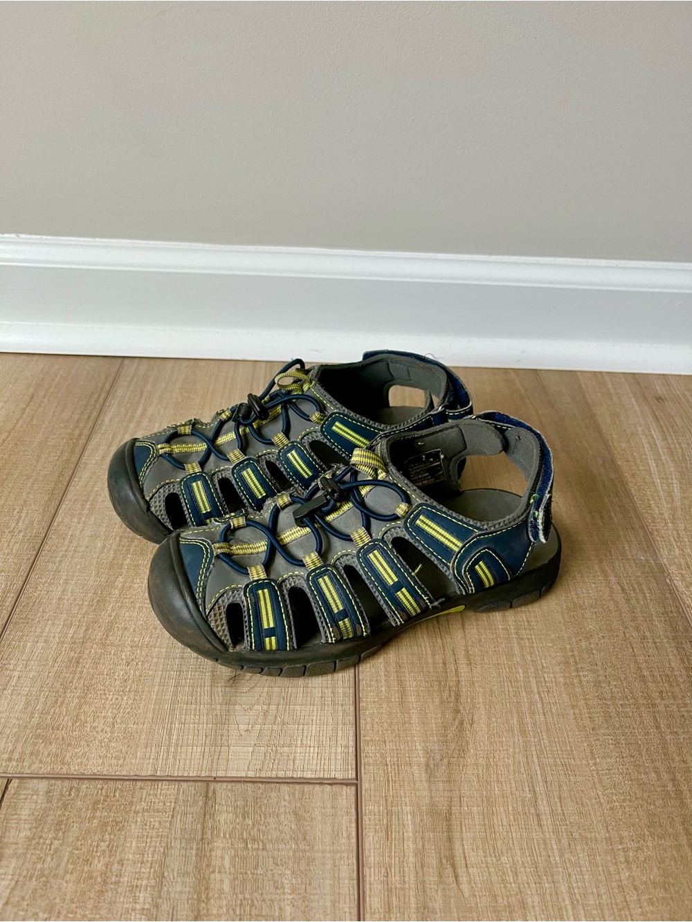 Khombu Kids Boys Closed-Toe Sport Sandals in Gray and Green/Yellow, 2